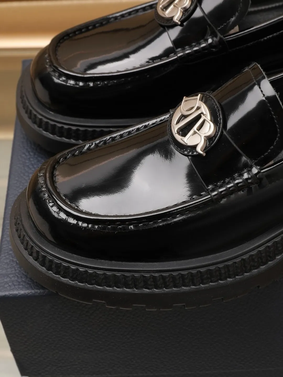 Factory P500💰dior 🆕Men's classic loafers, which combine classic shoe styles with retro California style. Slipper style design, easy to put on and take off. Crafted from top-grain cowhide leather, they feature a rubber lugged sole and the DIO* AND SHAWN signature in brass and enamel. Wear it with casual clothing or a suit. Size: 38-44 (45.46 customized